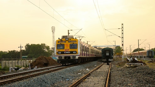 क्या आपको पता है...ट्रेन जब चलती है तो कहां से आती है 'ठक-ठक' की आवाज?&nbsp;जानकर हैरान&nbsp;रह जाएंगे आप