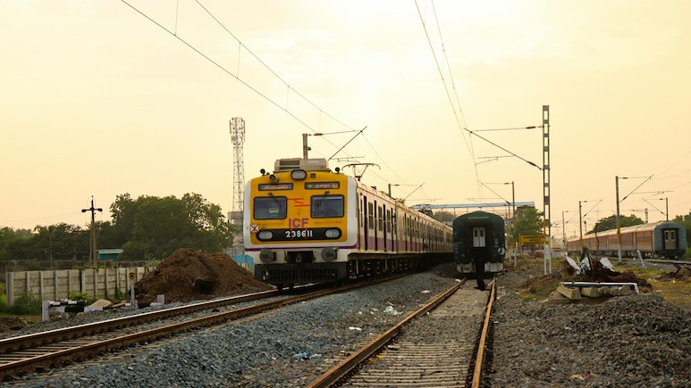 क्या आपको पता है...ट्रेन जब चलती है तो कहां से आती है 'ठक-ठक' की आवाज?&nbsp;जानकर हैरान&nbsp;रह जाएंगे आप