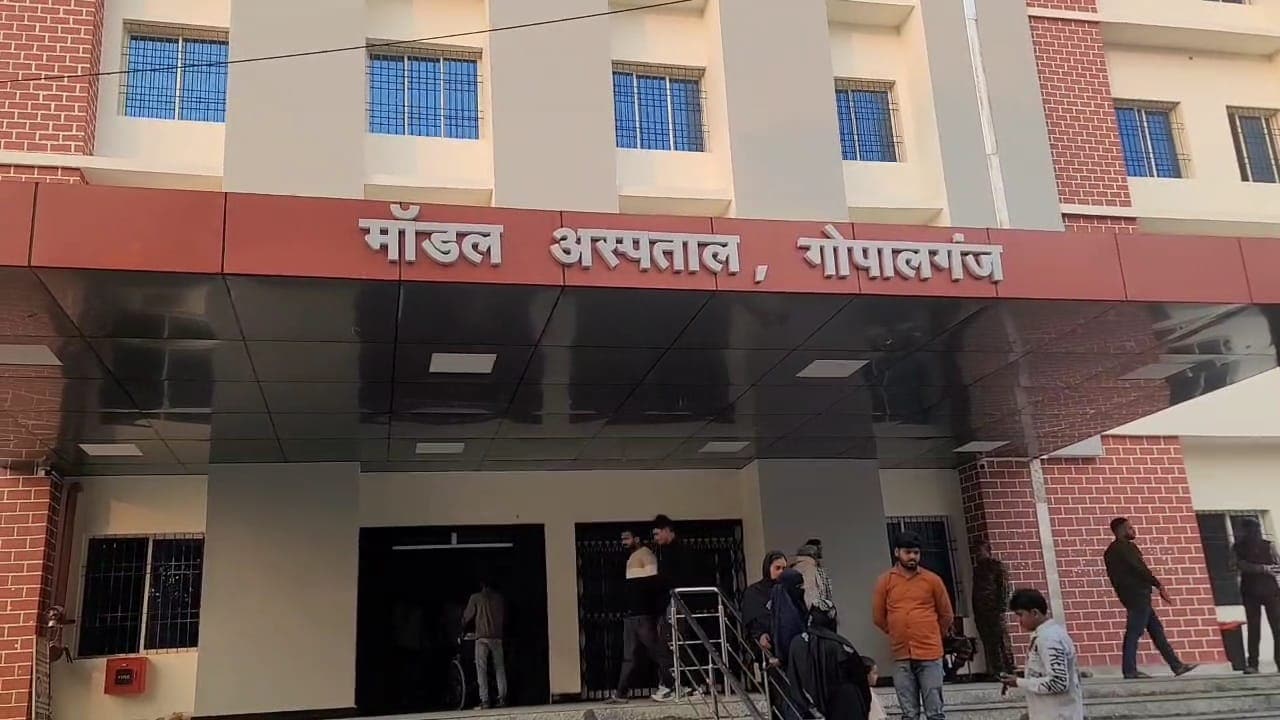 अस्पताल में बिजली गुल होने से ऑपरेशन थियेटर में भी मोबाइल की रोशनी में डॉक्टरों को इलाज करना पड़ा. अस्पताल में बिजली गुल होने से ऑपरेशन थियेटर में भी मोबाइल की रोशनी में डॉक्टरों को इलाज करना पड़ा.