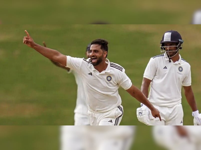 Who Is Auqib Dar: 'Dale Steyn Of Baramulla' Who Went For Rs 8.4 Crore To Delhi Capitals In IPL 2026 Auction Who Is Auqib Dar: 'Dale Steyn Of Baramulla' Who Went For Rs 8.4 Crore To Delhi Capitals In IPL 2026 Auction