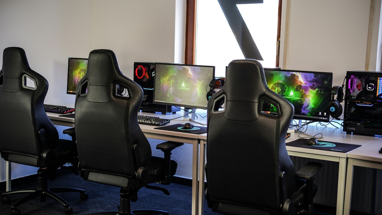 Gaming Chair vs Office Chair: Which Is Better for Long Sitting?