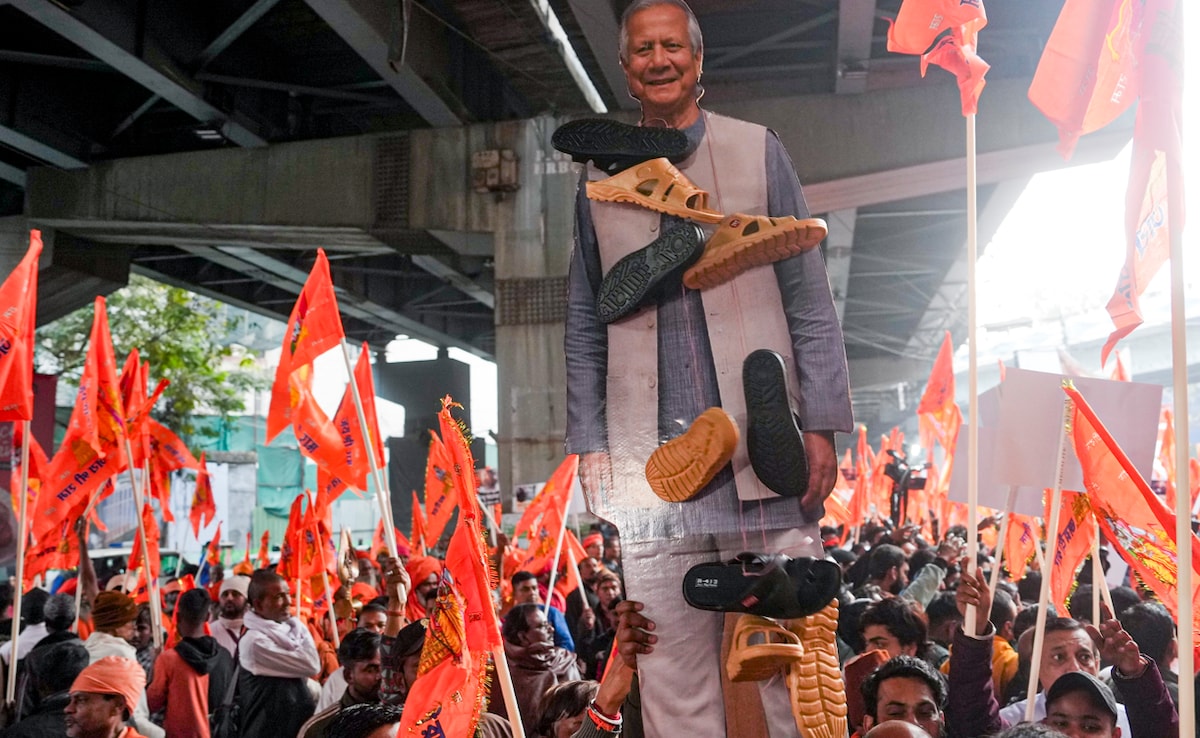 बांग्लादेश में हिंदुओं पर हमले को लेकर भारत में मोहम्मद यूनुस सरकार के खिलाफ प्रदर्शन हो रहे हैं. 