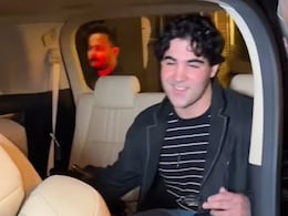 अक्षय कुमार के बेटे के स्टाइल नहीं शर्मीली मुस्कान ने जीता फैंस का दिल, इक्कीस की स्क्रीनिंग पर आरव का अंदाज बना सुर्खियां