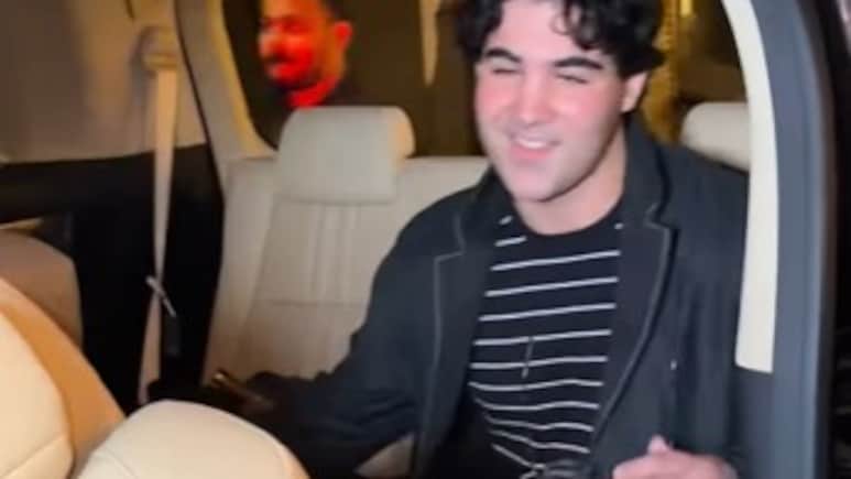 अक्षय कुमार के बेटे के स्टाइल नहीं शर्मीली मुस्कान ने जीता फैंस का दिल, इक्कीस की स्क्रीनिंग पर आरव का अंदाज बना सुर्खियां