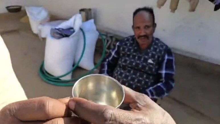 Drunken Teacher: स्कूल टाइम पर शराब पीते पकड़े गए शिक्षक, ग्रामीणों ने वीडियो बनाकर सोशल मीडिया पर किया वायरल