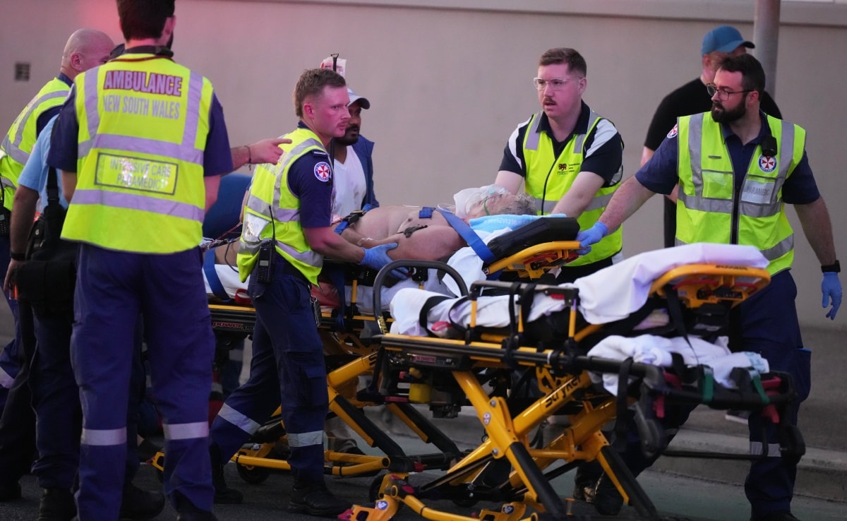 ऑस्ट्रेलिया के सिडनी स्थित बॉन्डी बीच गोलीबारी में घायल हुए एक व्यक्ति को अस्पताल ले जाती पुलिस. ऑस्ट्रेलिया के सिडनी स्थित बॉन्डी बीच गोलीबारी में घायल हुए एक व्यक्ति को अस्पताल ले जाती पुलिस.