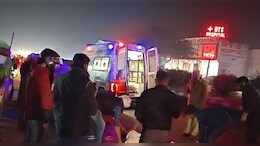 खाटूश्&zwj;यामजी न&zwj;िशान लेकर जा रहे श्रद्धालु को डंपर ने कुचला, एक घंटे सड़क क&zwj;िनारे पड़ी रही लाश