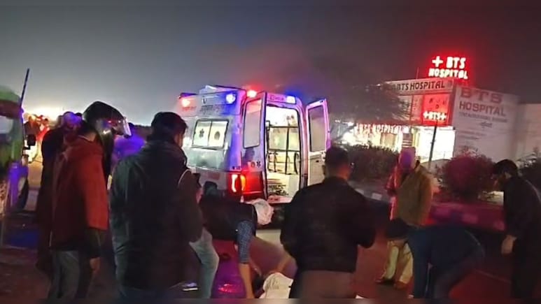 खाटूश्&zwj;यामजी न&zwj;िशान लेकर जा रहे श्रद्धालु को डंपर ने कुचला, एक घंटे सड़क क&zwj;िनारे पड़ी रही लाश