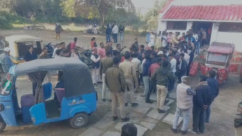 नेत्रहीन बच्चों के कथित धर्मांतरण से हड़कंप: कटंगा चर्च में विरोध, दो घंटे तक तनाव, पुलिस ने संभाली कमान