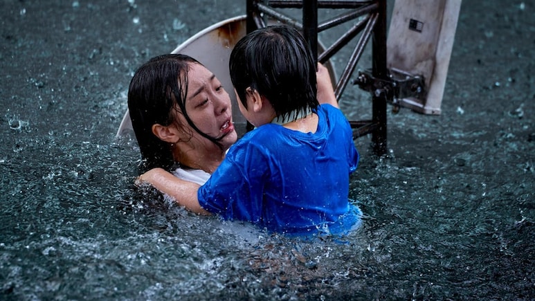 मां, बेटा और सूनामी, जानें कैसी है नेटफ्लिक्स की नई फिल्म 'द ग्रेट फ्लड'- पढ़ें रिव्यू