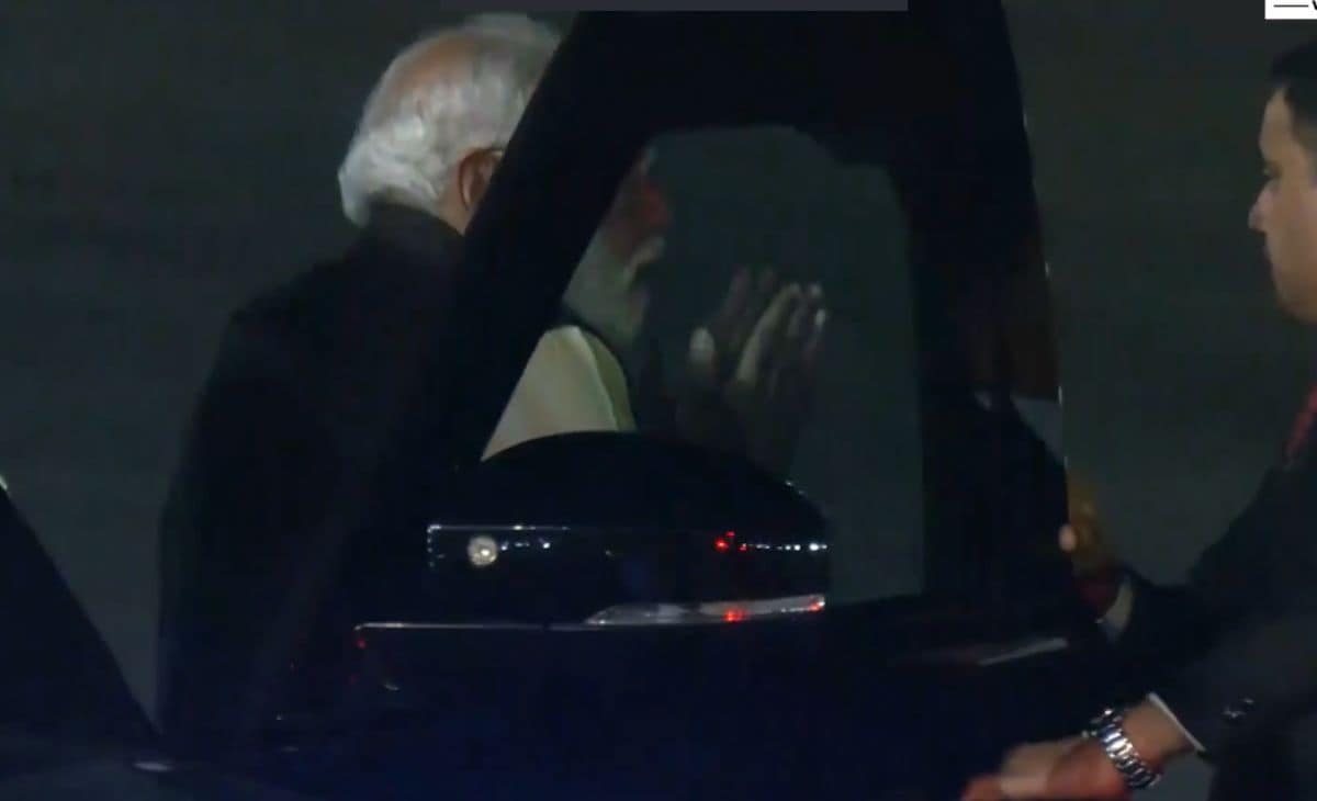 रूसी राष्ट्रपति पुतिन के स्वागत के लिए पालम एयरपोर्ट पर मौजूद पीएम मोदी.