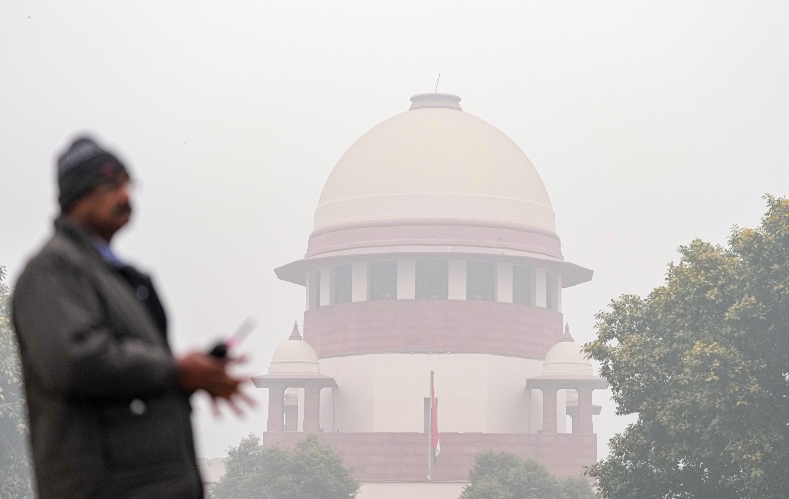 सुप्रीम कोर्ट के बाहर सोमवार सुबह उन्नाव रेप केस पर सुनवाई से पहले काफी गहमागमी थी. 