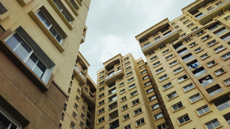 Trending News: बॅचलर मुलाच्या खोलीत 2 पोरींचा मुक्काम! सकाळी सोसायटीवाले अन् थेट... धक्कादायक प्रकरण