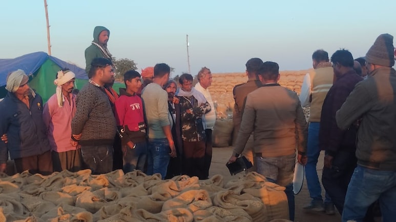 तहसीलदार ने पकड़ी धान में धांधली: किसान से लेते हैं 41.200 किलो, बोरी सिलने के बाद 36KG बची