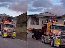 घर को शिफ्ट करना चाहता था शख्स, ट्रक पर लादकर हाईवे पर दौड़ाया, लोग बोले- ऐसा कैसे हो सकता है?