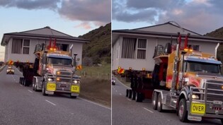 घर को शिफ्ट करना चाहता था शख्स, ट्रक पर लादकर हाईवे पर दौड़ाया, लोग बोले- ऐसा कैसे हो सकता है?