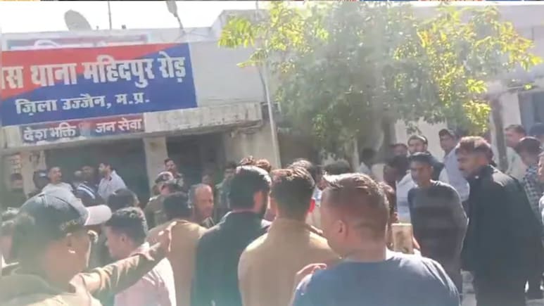 छात्रा से छेड़छाड़ करने पर बढ़ा तनाव, ऑटो चालक को पीटकर लोगों ने किया पुलिस के हवाले, शहर भी बंद