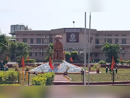 हाईकोर्ट ने पूछा- सम्राट विक्रमादित्य विश्वविद्यालय के लॉ डिपार्टमेंट में शिक्षक क्यों नहीं? भैंस घुमाकर छात्र कर चुके हैं आंदोलन 