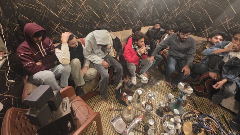 टोंक में DST का बड़ा एक्शन, कैफे की आड़ में चल रहे हुक्का बार पर छापेमारी, धुआं उड़ाते पकड़े 23 युवक