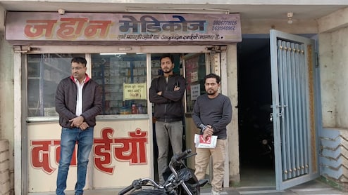 Illegal Hospital: 4 झोलाछाप क्लीनिक सील, छोटे कमरे में डॉक्टर कर रहे थे इलाज, CMHO&nbsp;के निर्देश पर बड़ी कार्रवाई