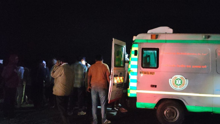 Akola News : दिवसभर कष्टाचे काम करुन परतणाऱ्या मजुरांवर काळाचा घाला;  अकोल्यात वाहन उलटून भीषण अपघात