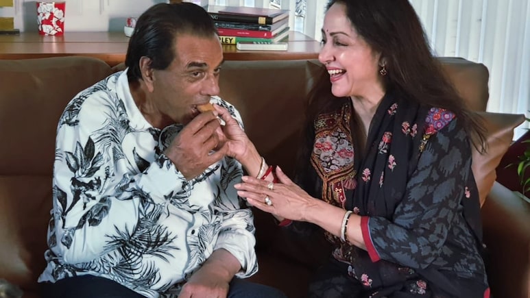 हेमा मालिनी को बर्थडे पर बार-बार सता रही धर्मेंद्र की याद, शेयर की अनदेखी फोटो, लिखा- हैप्पी बर्थडे डियर लव