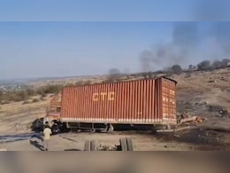 Rajasthan: बूंदी के बिजौलिया घाटे पर दीवार से टकराते ही ट्रक में लगी भयानक आग, ड्राइवर ने कूदकर बचाई जान