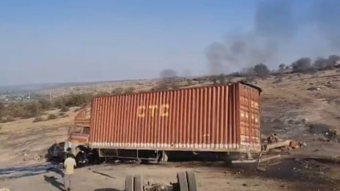 Rajasthan: बूंदी के बिजौलिया घाटे पर दीवार से टकराते ही ट्रक में लगी भयानक आग, ड्राइवर ने कूदकर बचाई जान