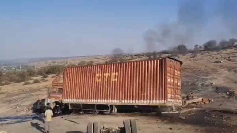 Rajasthan: बूंदी के बिजौलिया घाटे पर दीवार से टकराते ही ट्रक में लगी भयानक आग, ड्राइवर ने कूदकर बचाई जान