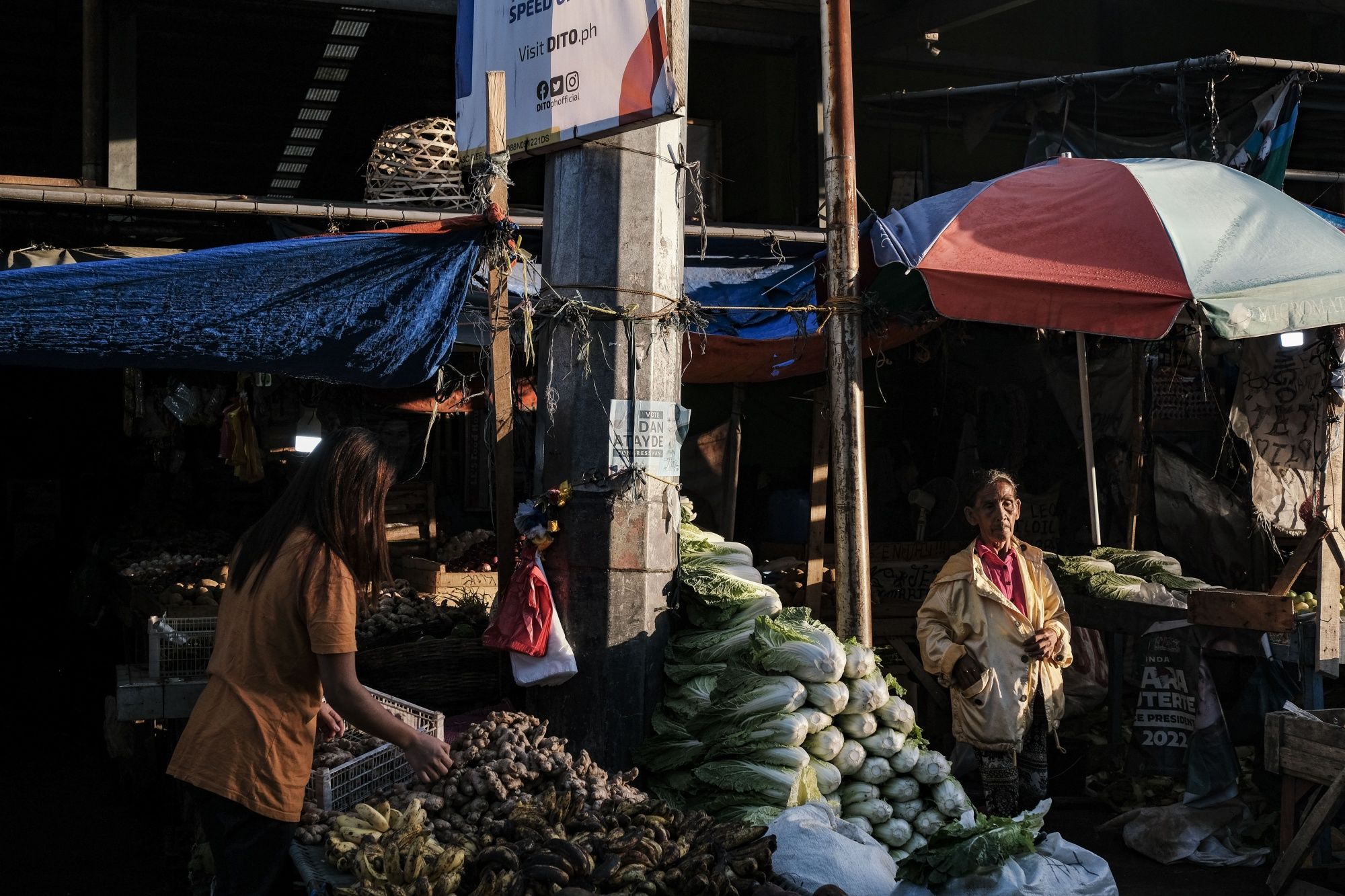 Currencies Tumble in Asia Where Rate Hikes Are Slow to Come