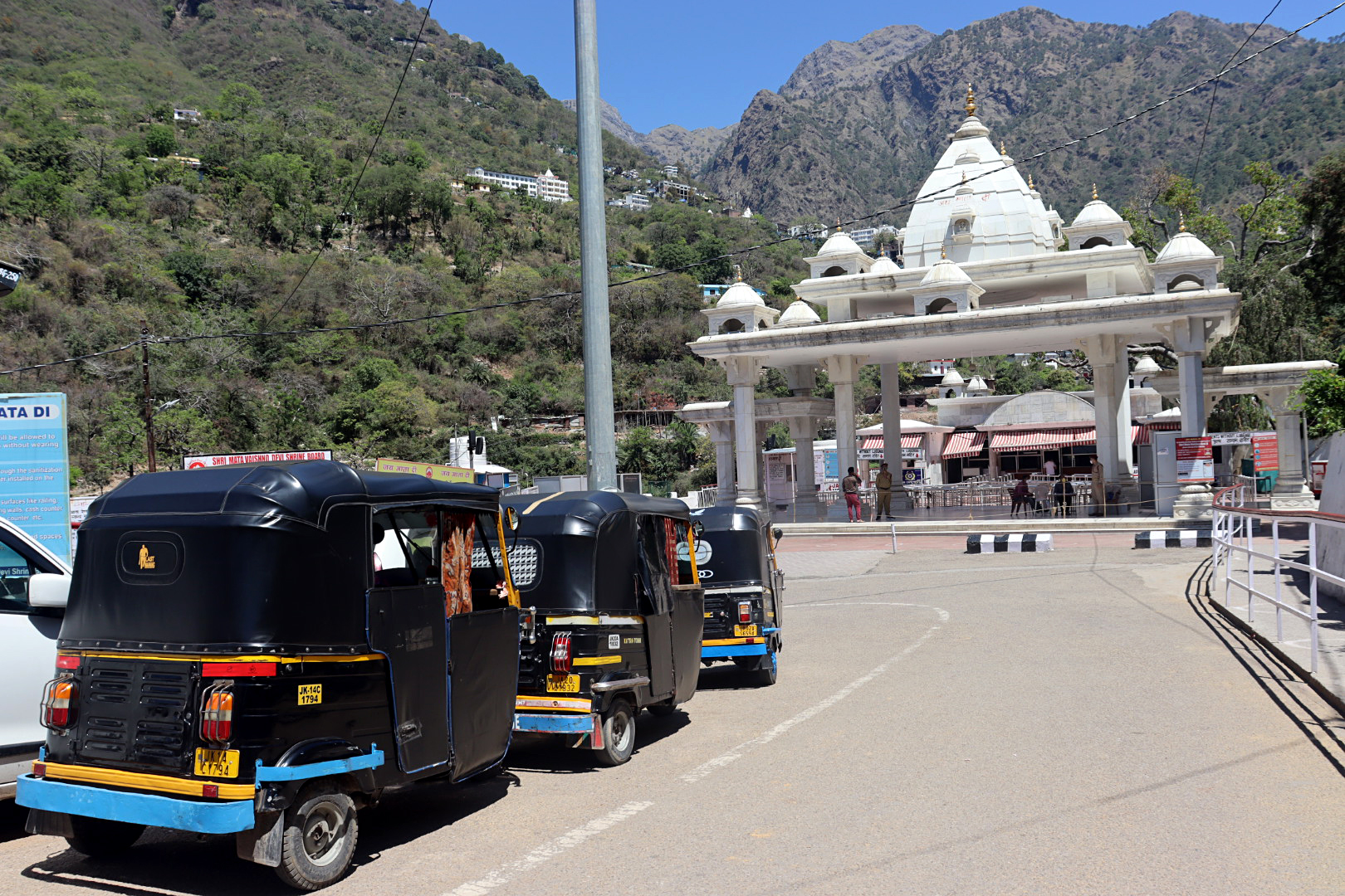 24 लाख कम श्रद्धालु पहुंचे, जानिए वैष्णो देवी यात्रा में भारी गिरावट के पीछे बड़े कारण