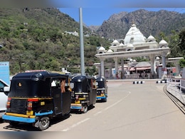 24 लाख कम श्रद्धालु पहुंचे, जानिए वैष्णो देवी यात्रा में भारी गिरावट के पीछे बड़े कारण