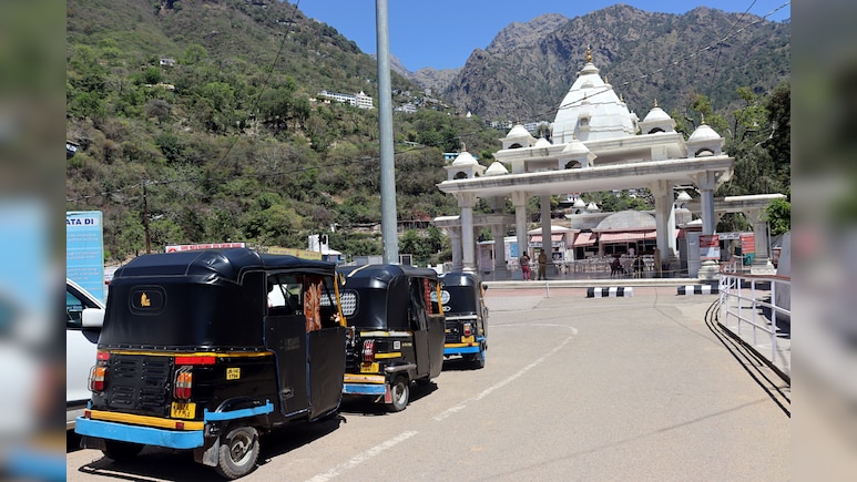 24 लाख कम श्रद्धालु पहुंचे, जानिए वैष्णो देवी यात्रा में भारी गिरावट के पीछे बड़े कारण