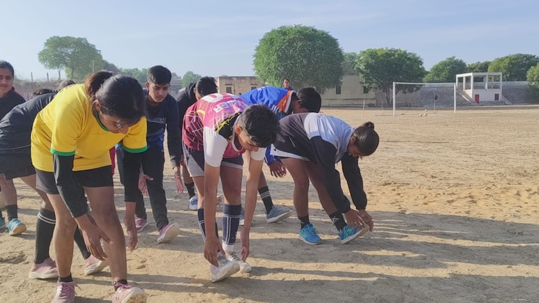 बेटियों का दम&hellip; फुटबॉल मैदान में दिखा रफ्तार और हुनर, चूरू में नेशनल फुटबॉल टूर्नामेंट की तैयारियां अंतिम चरण म