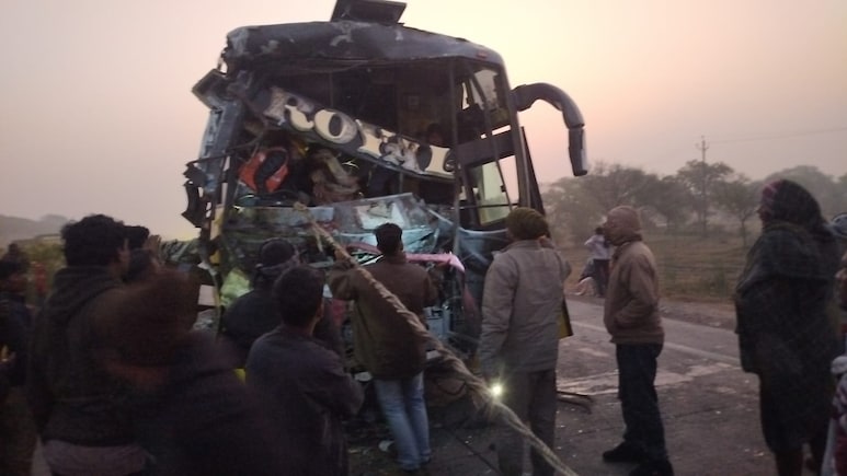 Road Accident: बिहार से रायपुर आ रही रॉयल बस खड़े ट्रेलर से टकराई, 12 सवारी घायल, कई यात्रियों की हालत गंभीर