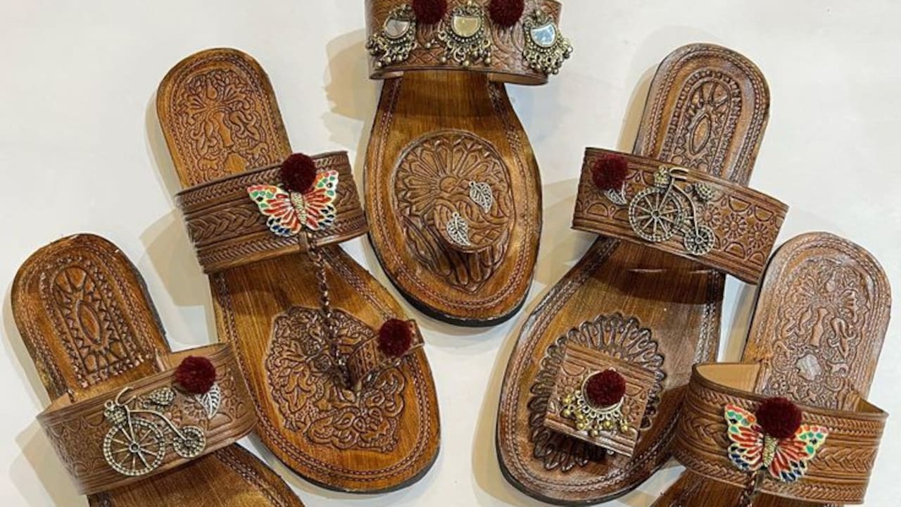 Kolhapuri Flats Or Cushion Sandals: We Explain Which One Offers Better All-Day Comfort To You. Kolhapuri Flats Or Cushion Sandals: We Explain Which One Offers Better All-Day Comfort To You.