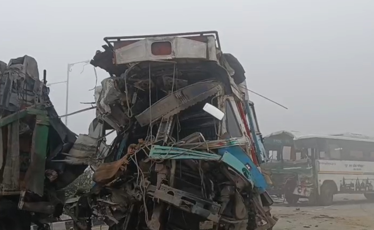अमेठी में घने कोहरे में नेशनल हाईवे पर दुर्घटनाग्रस्त ट्रक से टकराईं पांच गाड़ियां, तीन की मौत 14 घायल