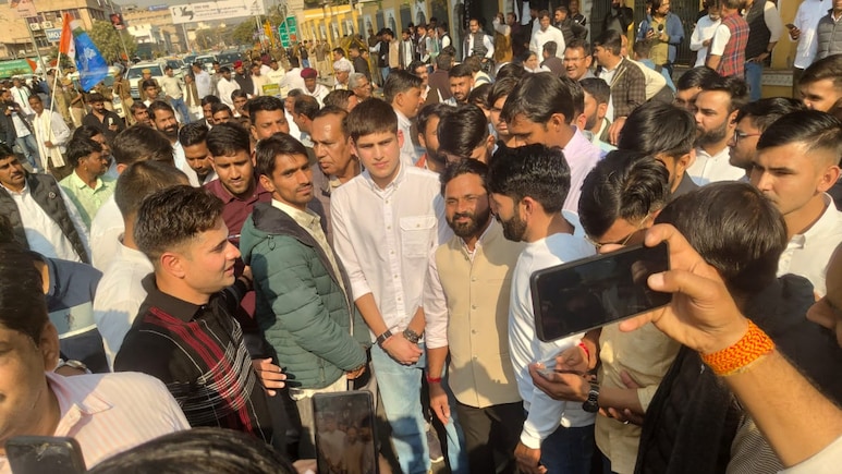 सचिन पायलट के बेटे आरहन हुए 'अरावली बचाओ' पैदल मार्च में शामिल, मची सेल्फी लेने की होड़