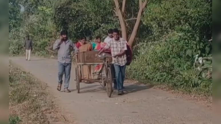 एम्बुलेंस न मिलने पर कचरे के ठेले में ले जाना पड़ा शव, आंध्र से सामने आई दिल दहलाने वाली घटना