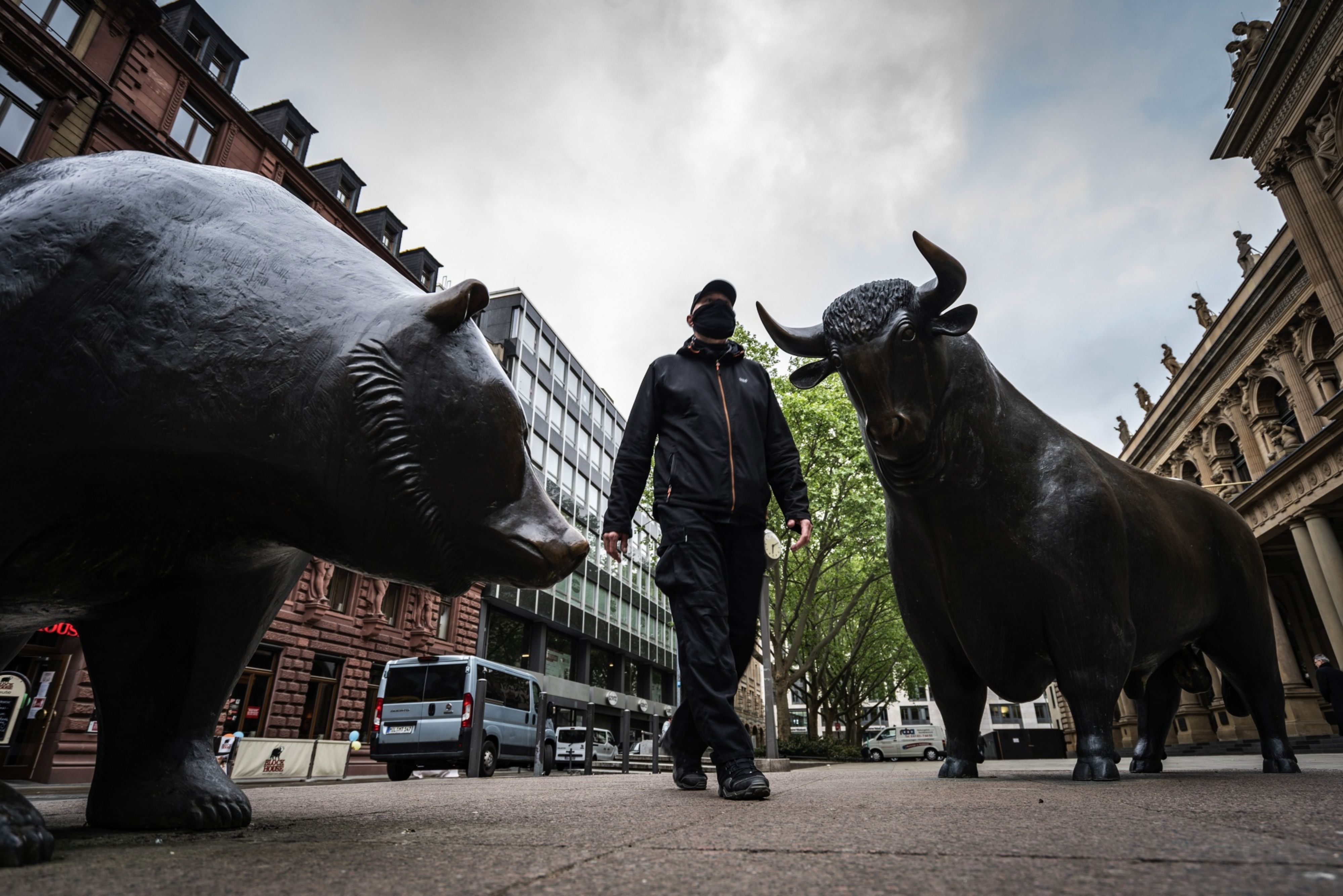 Sensex, Nifty Decline For Second Week Dragged By I.T., Banking, Realty Stocks