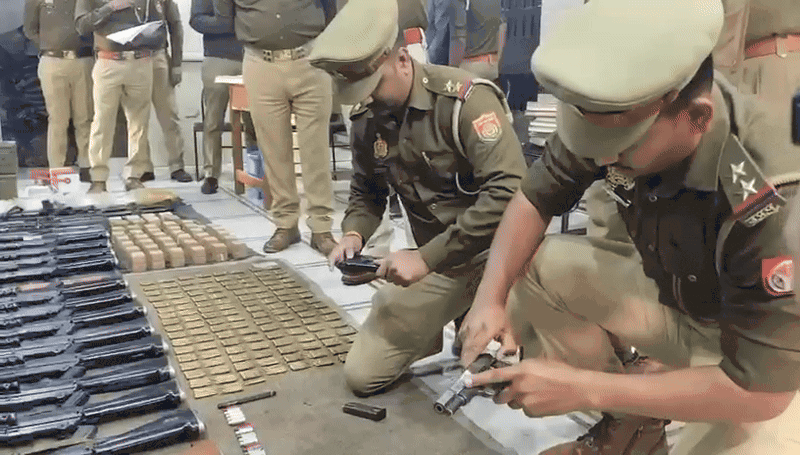 पिस्टल का लॉक नहीं खोल सके UP के दारोगा, हो गई भारी फजीहत, Video वायरल