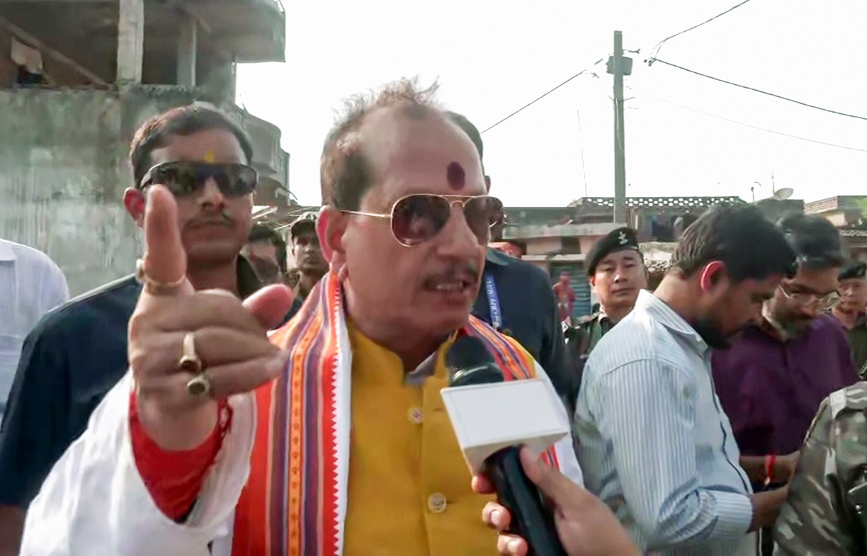 बिहार के डिप्टी CM विजय सिन्हा का ऑन द स्पॉट एक्शन... राजस्व कर्मी सस्पेंड,  CO की लगाई क्लास