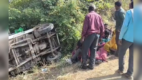 मजदूरों से भरा पिकअप पलटा! एक महिला की मौत, 6 से ज्यादा घायल; UP से लौट रहे थे मजदूर