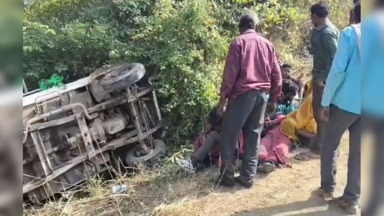 मजदूरों से भरा पिकअप पलटा! एक महिला की मौत, 6 से ज्यादा घायल; UP से लौट रहे थे मजदूर