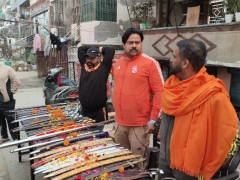 गाजियाबाद में हिंदू रक्षा दल ने बांटीं तलवारें और फरसा, हिंदुओं से की यह अपील