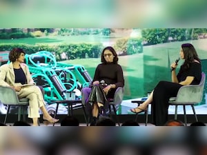 Smritis 1st Public Appearance After Calling Off Wedding: Love Cricket Most