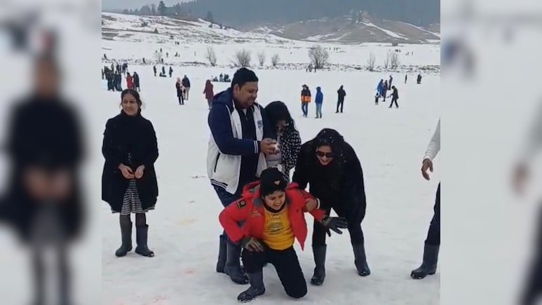 Gulmarg Happy On New Year's Eve As Tourists Flock In, Snow Makes A Return