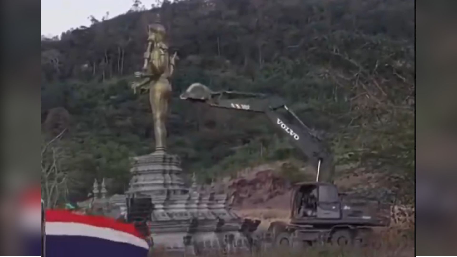 बुलडोजर से गिराई भगवान विष्णु की 100 फीट ऊंची प्रतिमा? दो देशों की दुश्मनी में किसने किया पाप, VIDEO सामने आया