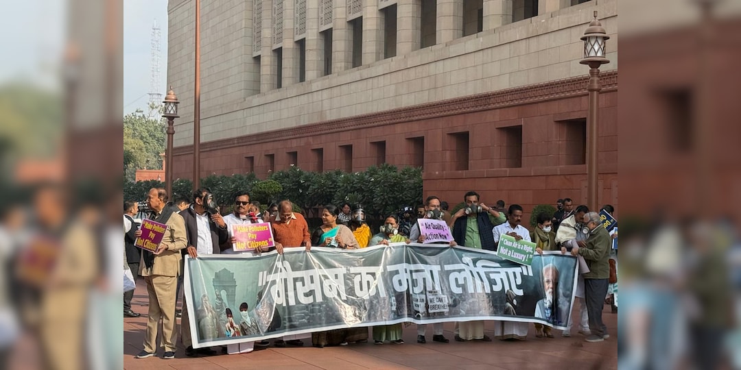 Parliament Winter Session Live: मौसम का मजा लीजिए... विपक्ष ने पीएम मोदी के बयान का बैनर बना पार्लियामेंट में किया प्रदर्शन