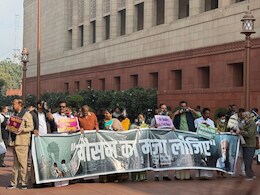 Parliament Winter Session Live: मौसम का मजा लीजिए... विपक्ष ने पीएम मोदी के बयान का बैनर बना पार्लियामेंट में किया प्रदर्शन